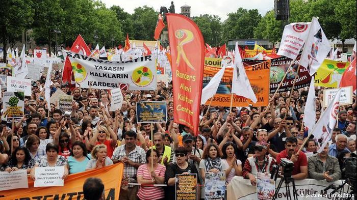 Proteste masive în Koln față de regimul Erdogan! Peste 25.000 de musulmani și kurzi, în stradă