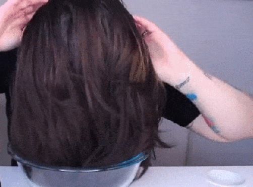 Şi-a turnat câte două sticle de cola pe cap la fiecare spălare a părului. ULUITOR! Cum arată