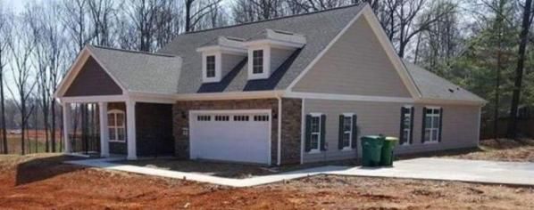 S-a lăudat cu vila lui pe Facebook, dar a comis o gafă URIAŞĂ de proiectare. Bani aruncaţi pe geam