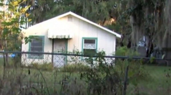 A văzut în geamul acestei case părăsite o fetiţă palidă. A chemat poliţia. ŞOC! Ce au găsit agenţii