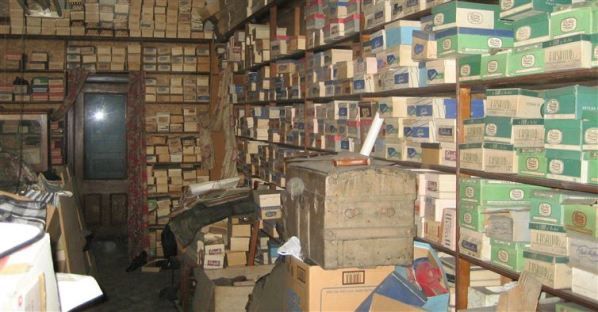 Au găsit un magazin de pantofi închis de 40 de ani. Când s-au uitat în cutii, au rămas MIRAŢI