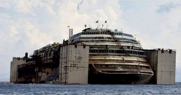 Cum arată acum în interior epava navei Costa Concordia, care s-a ciocnit de o stâncă în 2012