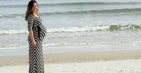 I-a făcut o poză soţiei însărcinate la malul mării. Când au văzut ce au surprins în apă, ŞOC!  