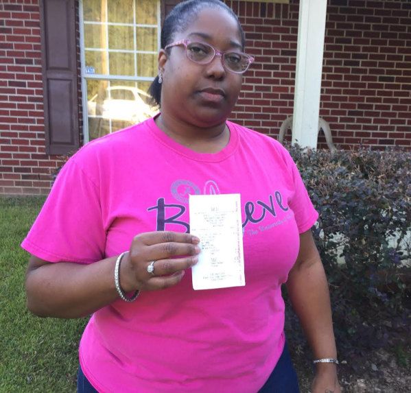 A mers cu fiul ei la fast-food. A primit nota de plată şi ŞOC! Ce au scris angajaţii localului