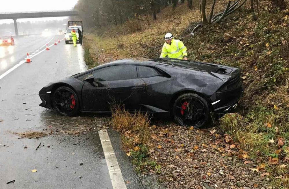 A intrat cu Lamborghiniul de 200.000€ în copac. Praf! Când au văzut cine conducea, poliţiştii ŞOCAŢI