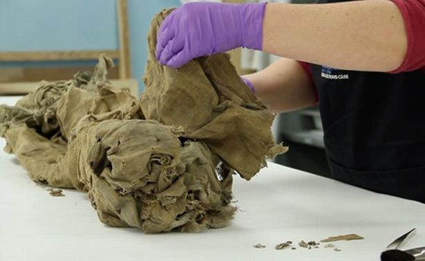 Descoperire majoră: în timp ce curăţau o casă veche au găsit un morman de haine. Ce era, de fapt