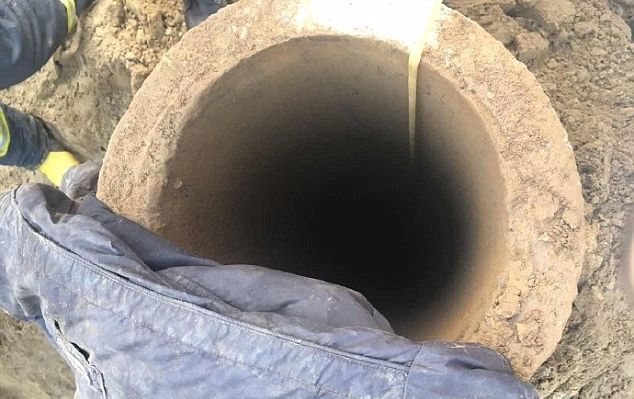 Un băiat de 5 ani a căzut într-un puț de 40 de metri. 80 de excavatoare au săpat 4 zile ...