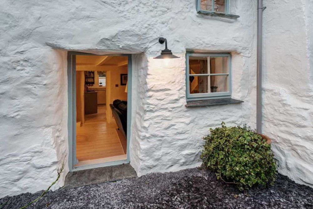 Au mers să cumpere o casă veche de 300 de ani. Credeau că e un chilipir. Au intrat şi au "îngheţat"