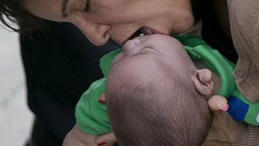 Ce făcea această femeie cu un bebeluş pe marginea drumului. Martorii nu vor uita prea curând acea zi