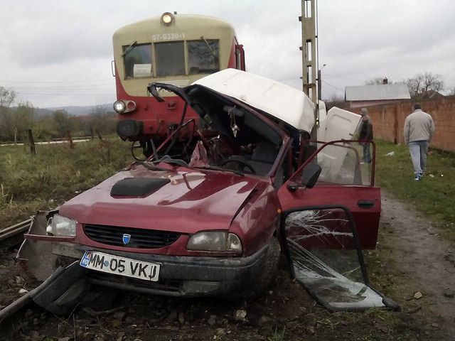 Maşină spulberată de tren, la Bocşa. Doi pasageri, în stare gravă la spital