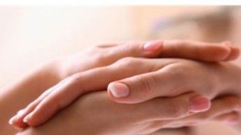 De ce ne tremură mâinile? Dacă ţi se întâmplă asta trebuie neapărat să mergi la medic 