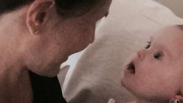 Medicii au trimis-o acasă să moară. Însă, când a văzut-o ce face, mămica ei a sunat repede la spital