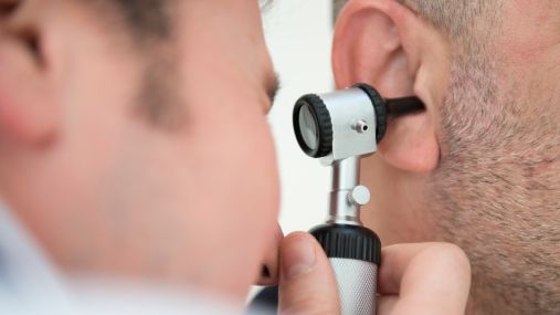 Nu mai auzea bine de câteva zile. Medicul a fost şocat! Ce a găsit în urechea pacientului