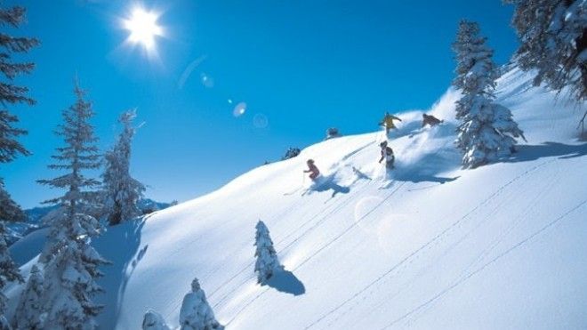 Weekend cu zăpadă pe pârtii. Stațiunea din România unde sezonul de schi s-a deschis 