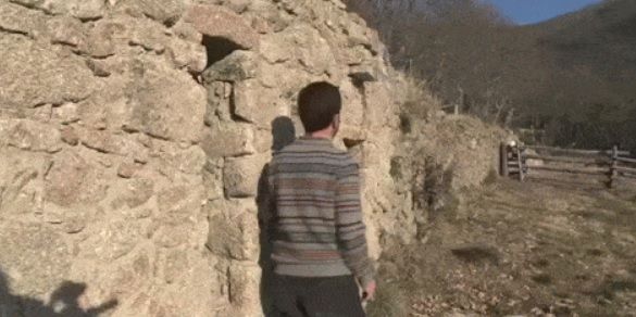 A găsit un grajd în mijlocul pustietăţii. Cel puţin, aşa credea. A intrat şi acolo era o comoară