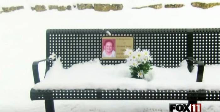 După moartea soției a depus zilnic o floare pe banca ei preferată. Într-o zi a ajuns în parc și..