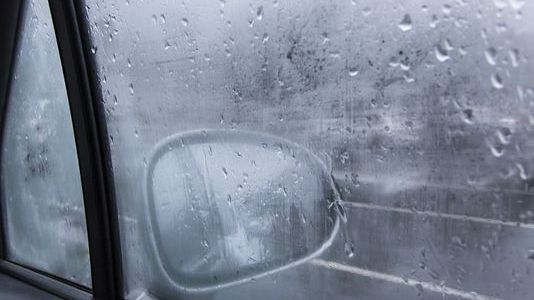 Truc simplu să scăpaţi de aburirea gemurilor din maşină
