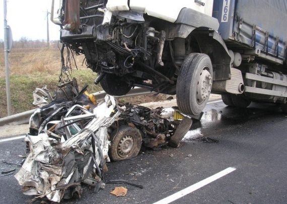 A ajuns la accident, țipând. Iubitul ei nu mișca. Apoi, ȘOC: "mortul" a zâmbit și a spus următoarele