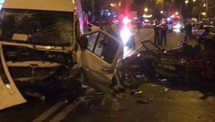 A spulberat trei mașini și a murit într-un morman de fiare