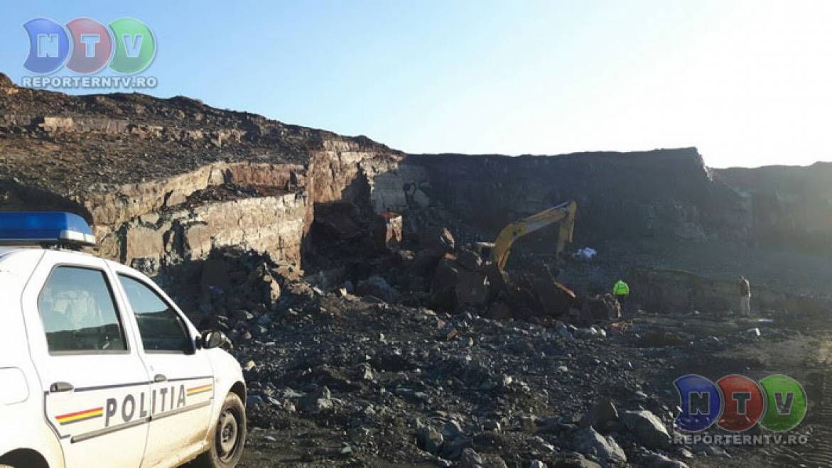 Accident teribil: un mal de pământ s-a prăbuşit peste un utilaj. Un bărbat, grav rănit