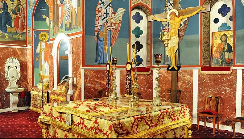 Ce se întâmplă dacă o femeie intră în altar. Singurele situații în care poate păși în el