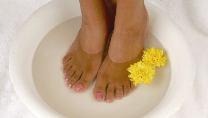 Ce se întâmplă dacă ţii picioarele în apă fierbinte cu zeamă de lămâie. Efectul este nebănuit 