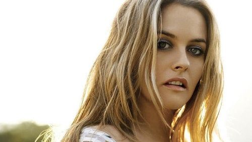 Alicia Silverston a pozat nud pentru o campanie PETA