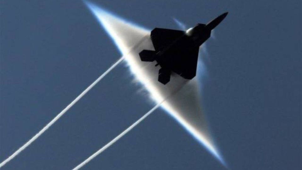 China scoate la lumină avionul "invizibil" J-20