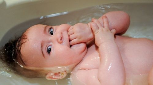 Şi-a lăsat copiii în baie şi s-a dus să facă sex în camera alăturată. Ce a urmat...