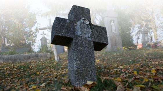 Găseau mereu deschis coşciugul copilului mort la un an. ŞOC! După 50 de ani, în interior au văzut...
