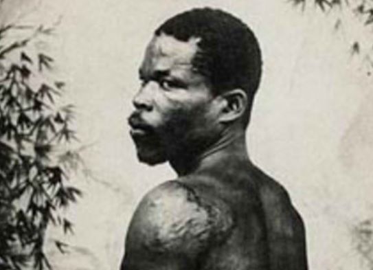 S-a dus să-şi ia băutură. Când s-a întors, satul lui fusese ras de pe faţa pământului. Era SINGUR