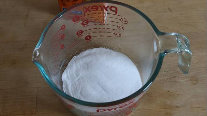 De ce să pui un pahar cu bicarbonat în dulap. În cinci minute, efectul este incredibil