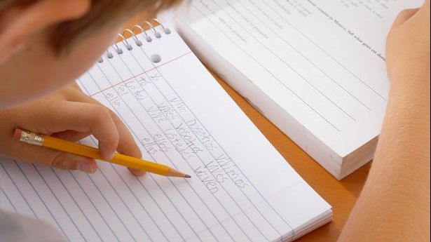 Profesoara a confiscat un bileţel, în clasă. Când l-a citit, a izbucnit în lacrimi