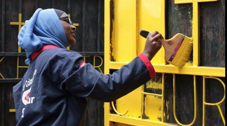 De ce toate moscheile și bisericile din Kenya sunt vopsite în galben? 