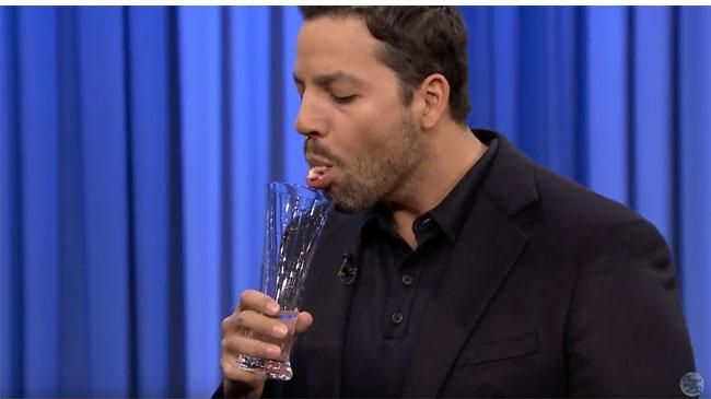 A început să scoată pe gură broaşte vii. Reacţia celor din jur e ireală - VIDEO