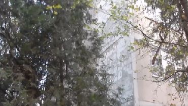 O bucată din faţada unui bloc din Sectorul 4 a căzut din cauza vântului puternic 