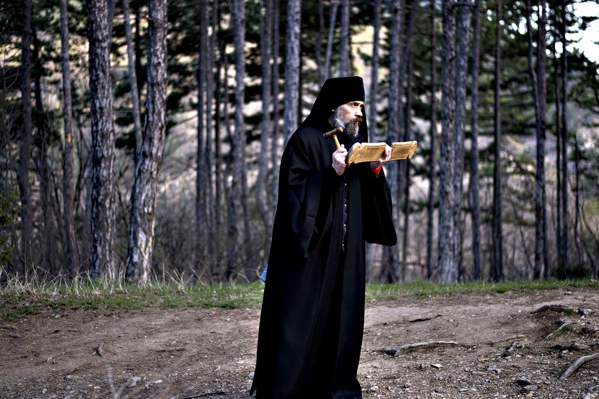 Au ÎNCREMENIT! Imaginea Fecioarei Maria a apărut pe o salcie din Bulgaria