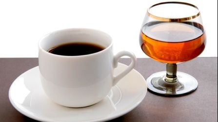 Ce se întâmplă dacă bei cafea după ce consumi alcool