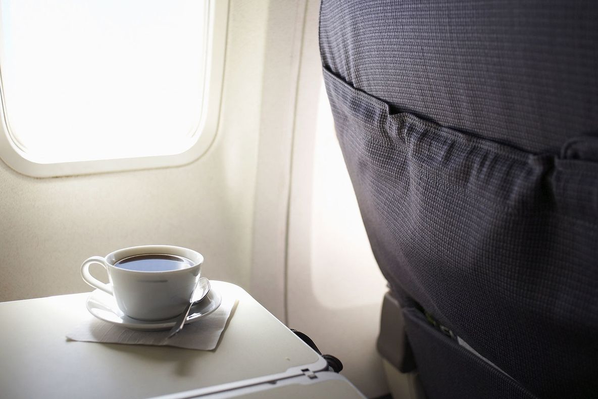 Nu mai bea niciodată cafea în avion. Motivul te va uimi