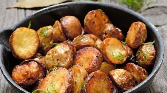 Cea mai simplă reţetă de cartofi la cuptor. Un singur ingredient face diferenţa!