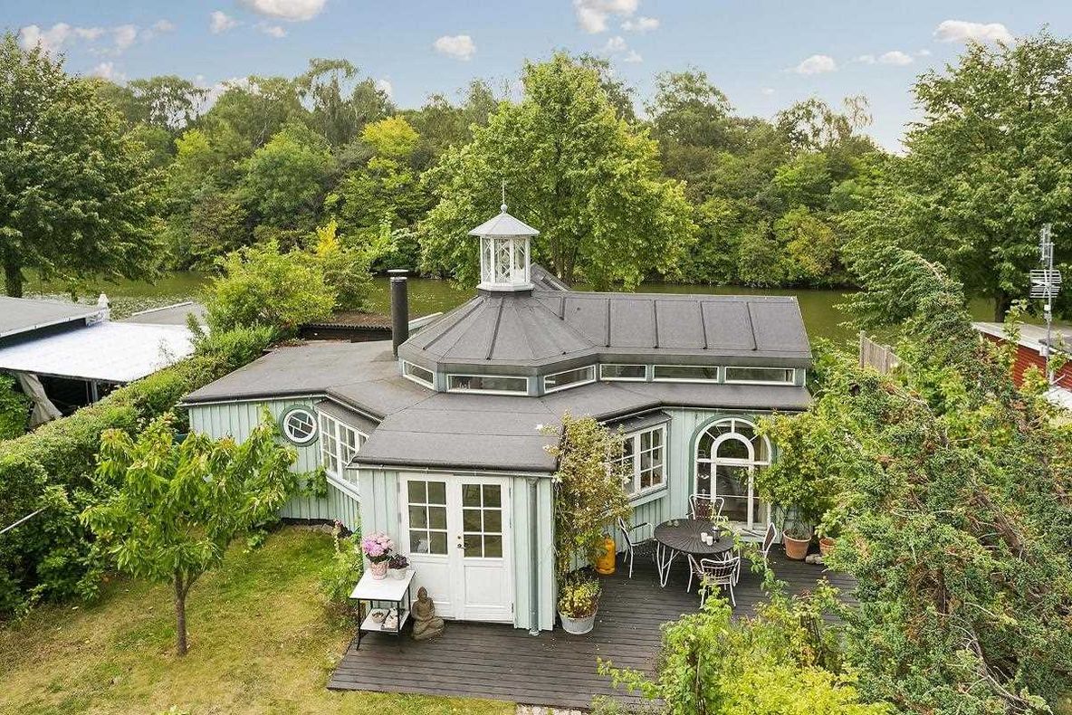 Aşa o casă n-ai mai văzut! Vine din Danemarca şi e complet neobişnuită: când intri ai un şoc