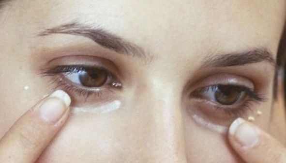 Cum să scapi de cearcăne fără cheltuieli mari. Aplică acest amestec și vei rămâne surprinsă