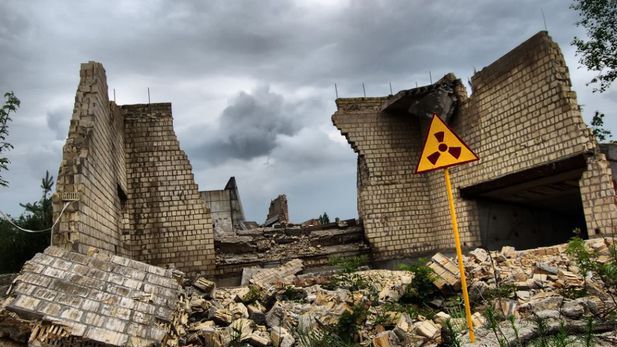 Reactorul avariat al centralei nucleare de la Cernobîl a primit o nouă faţă 