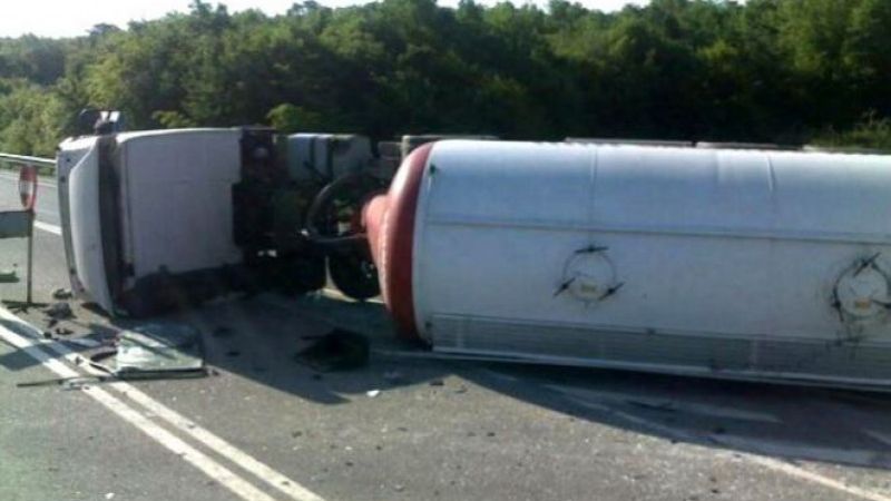 Pericol de EXPLOZIE. O cisternă cu 17 tone de combustibil s-a răsturnat în urma unui accident