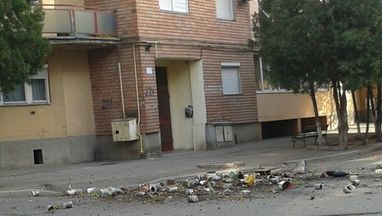O bucată din planşeul balconului unei clădiri în care locuiau 20 de persoane s-a prăbuşit 