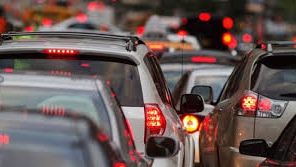 Se întorc românii casă. Trafic intens şi coloane de maşini pe rutele dinspre mare şi munte