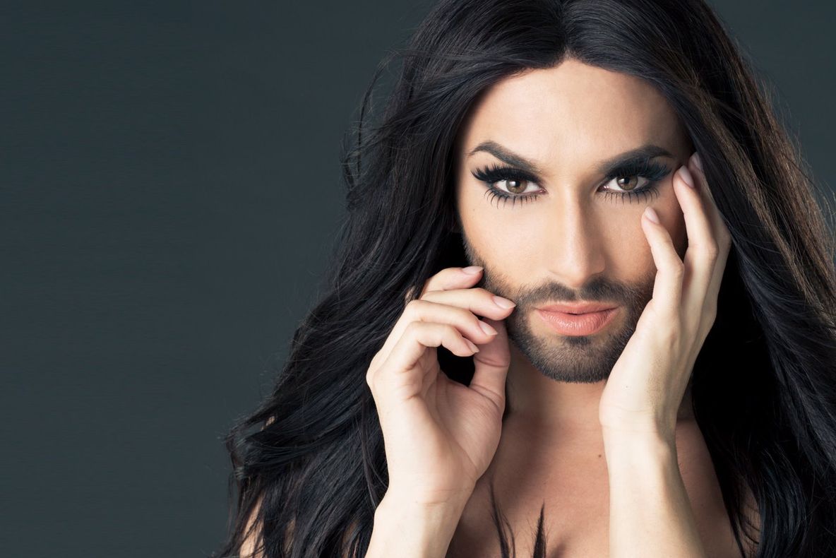 O mai ţineţi minte pe Conchita Wurst? Ea are o sosie din România pe nume Ioana