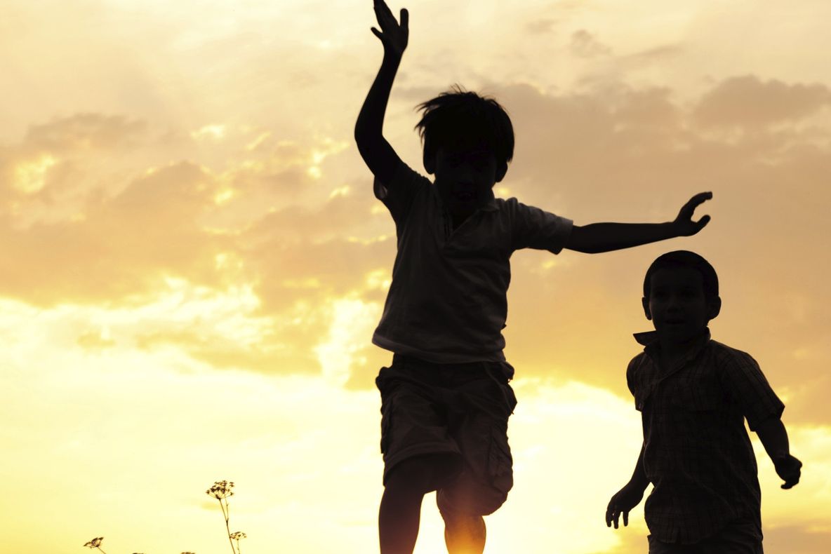 Aceşti doi fraţi au o viaţă normală pe timpul zilei. Când apune soarele, ei se transformă. E uimitor