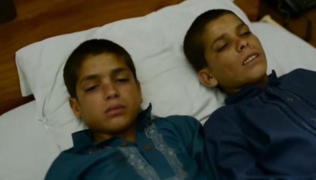 Ziua acești doi băieței sunt niște copii obișnuiți. Noaptea, însă, corpul lor se modifică