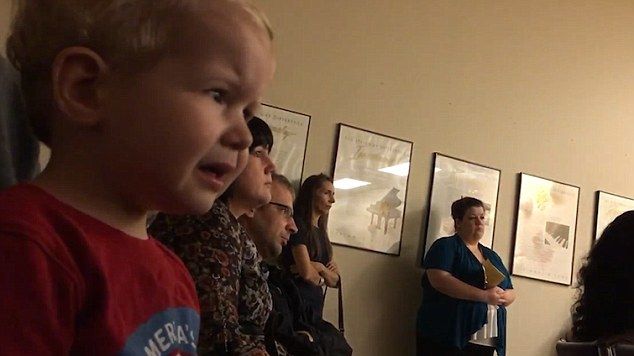 Acest băieţel ascultă pentru prima dată Sonata Lunii a lui Beethoven. Reacţia lui este impresionantă